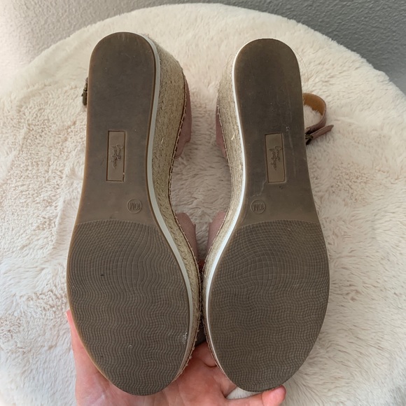 A sunny-day wedge that easily matches all! - Picture 7 of 8